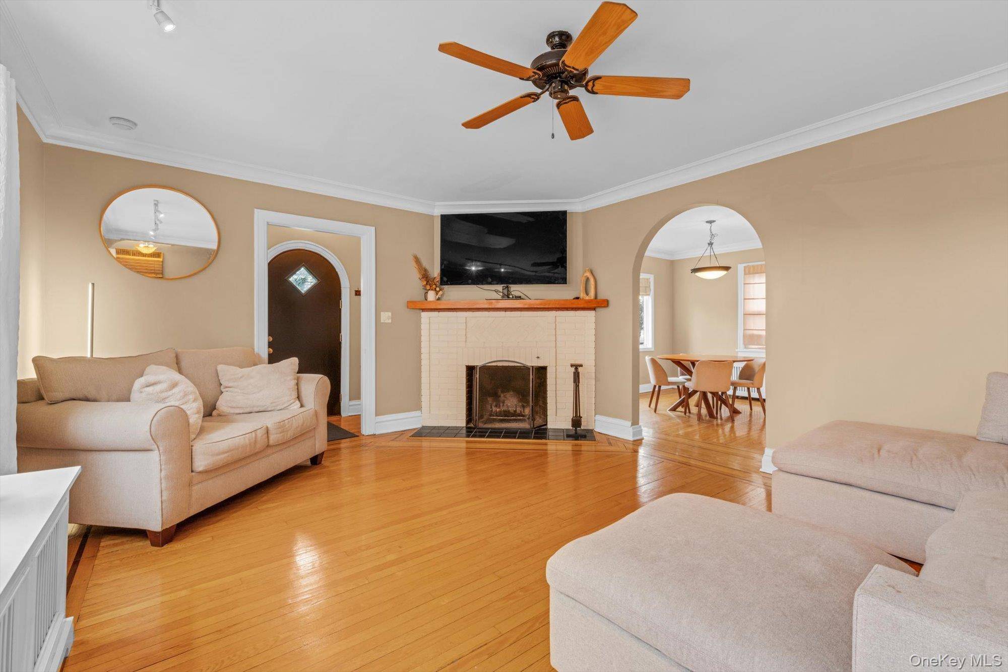 21 Hampton AVE, Albertson, NY 11507