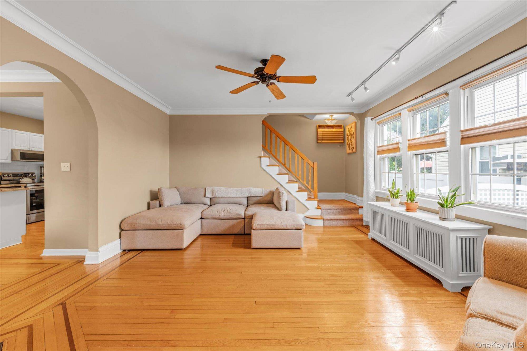 21 Hampton AVE, Albertson, NY 11507