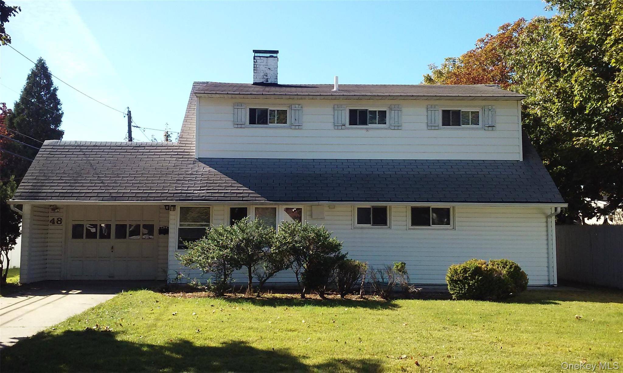 48 Hark LN, Westbury, NY 11590
