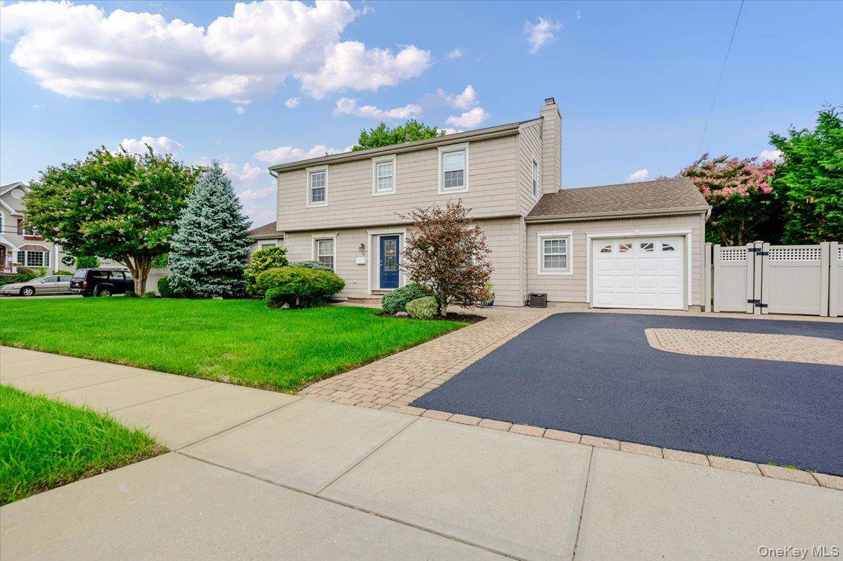 8 Curlew PL, Massapequa, NY 11758