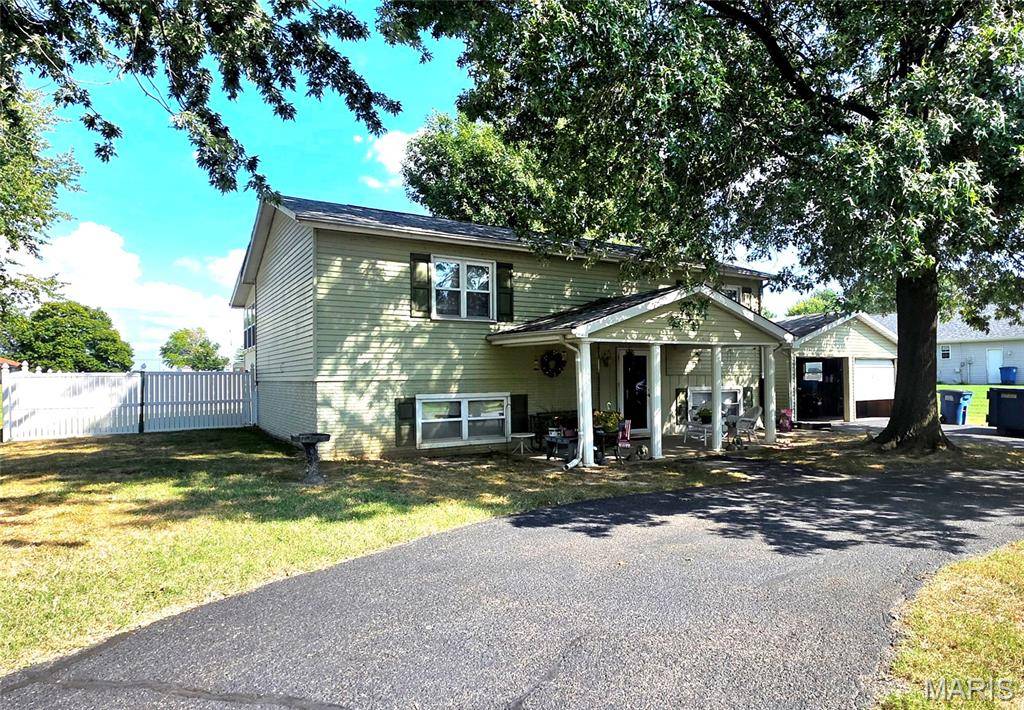 1702 Fieldcrest DR, Sparta, IL 62286