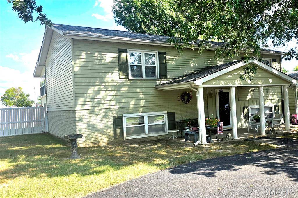 1702 Fieldcrest DR, Sparta, IL 62286