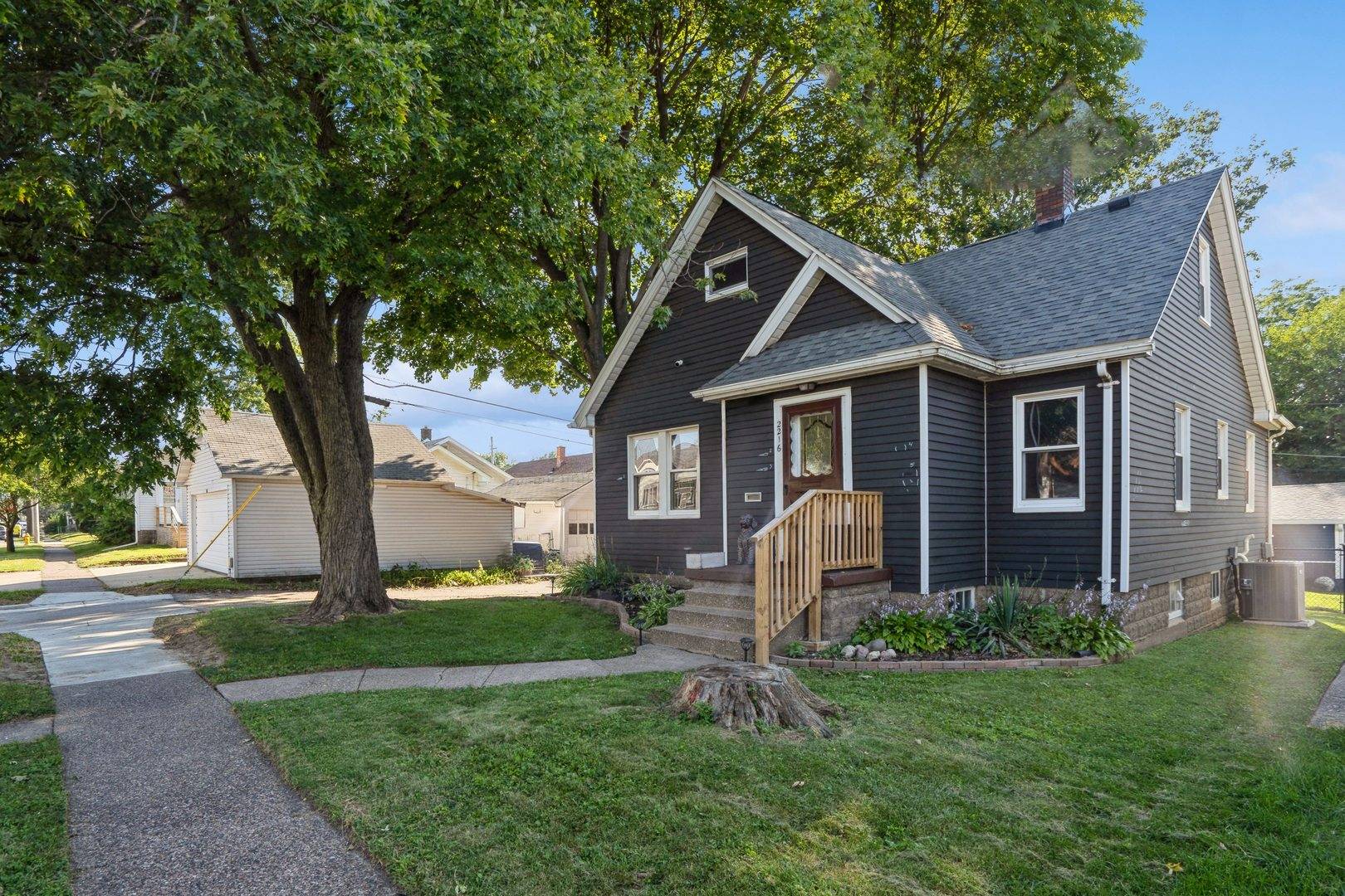 2216 N Sturdevant ST, Davenport, IA 52804