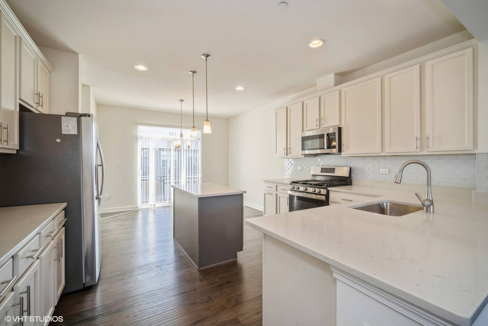 3s565 Camden ST, Warrenville, IL 60555