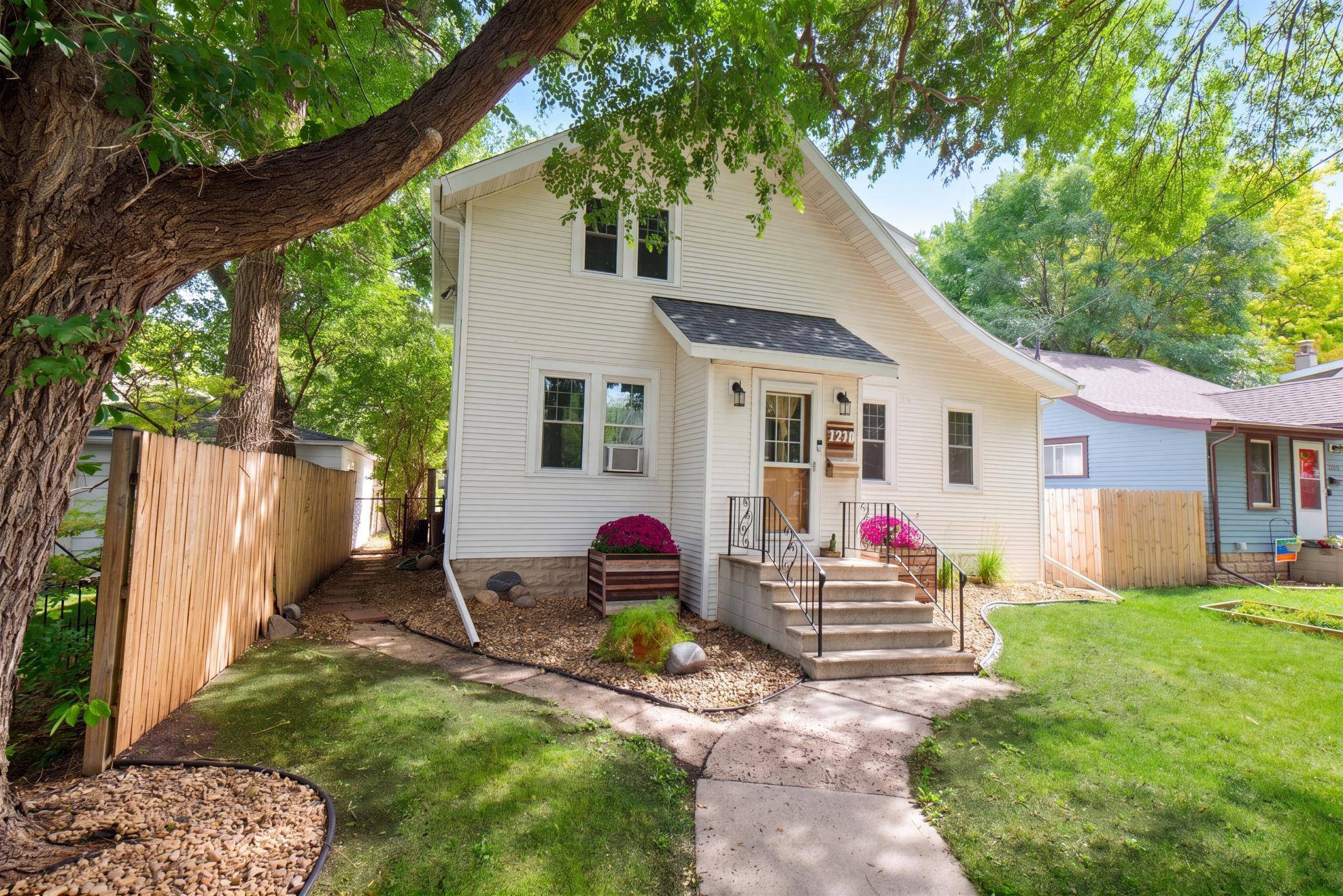 1210 13 1/2 ST S, Fargo, ND 58103