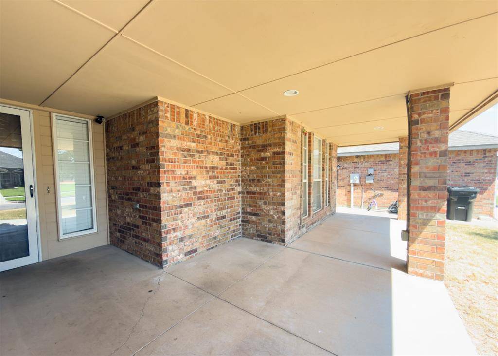1633 SW 32nd ST, Moore, OK 73160