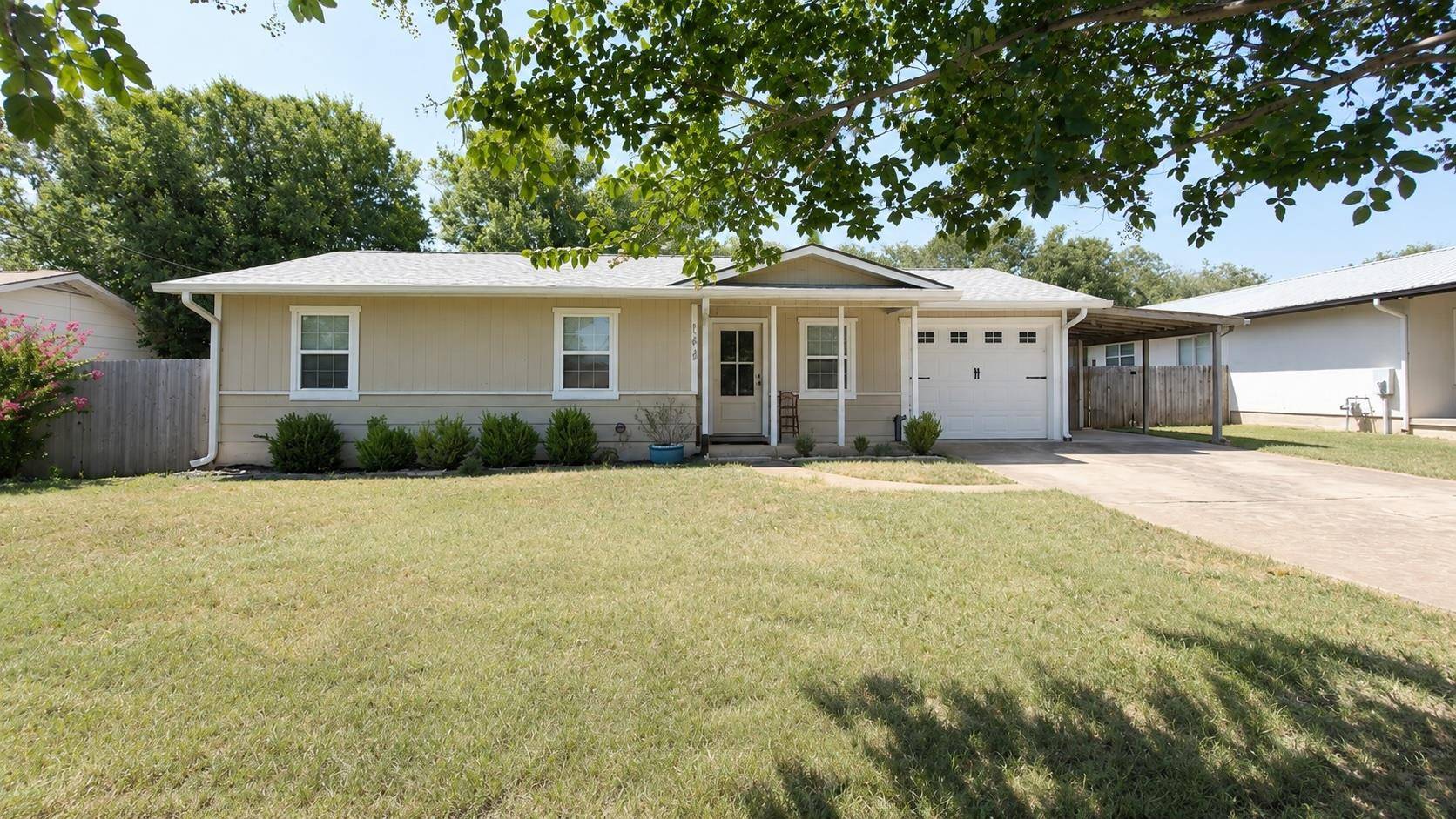 502 E Ash DR, Johnson City, TX 78636