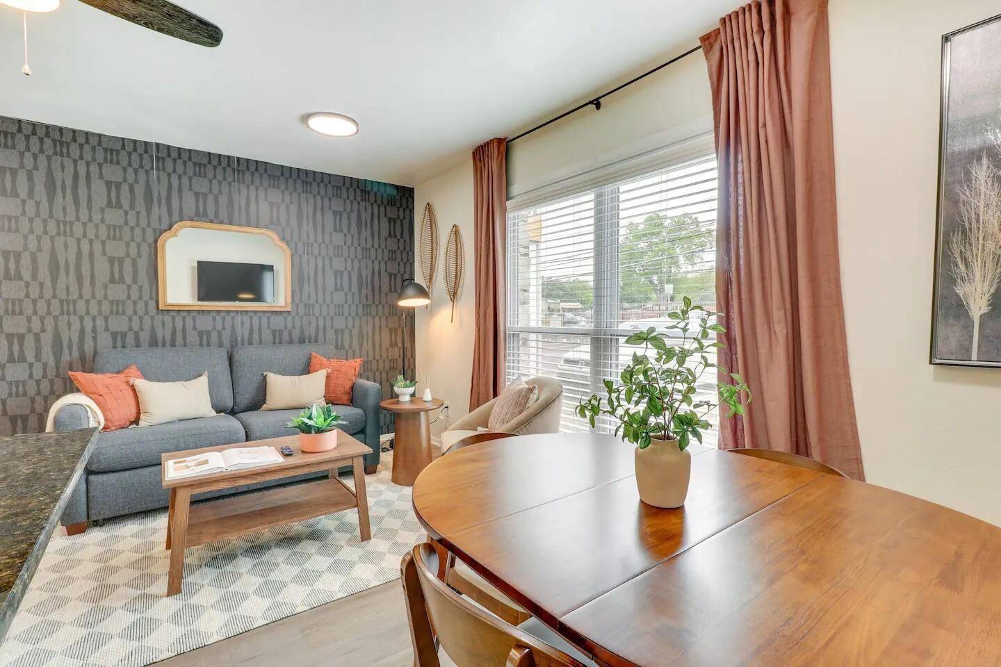 2401 Manor rd #129, Austin, TX 78722