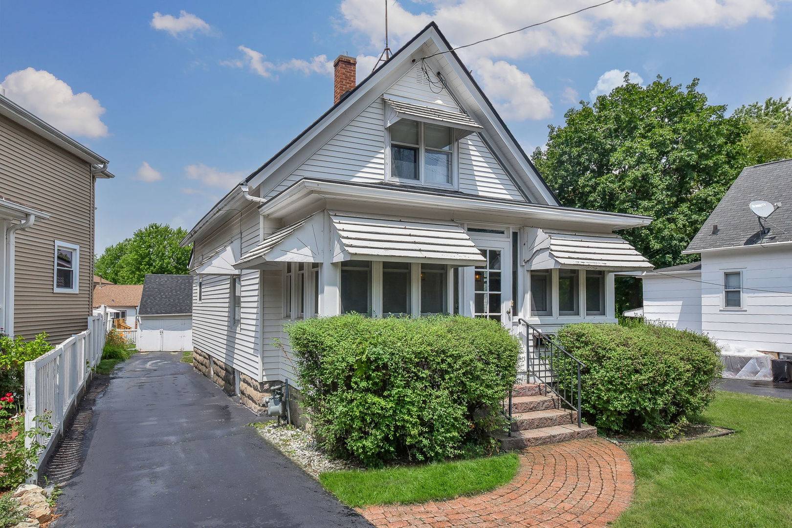 1304 Dean ST, St. Charles, IL 60174