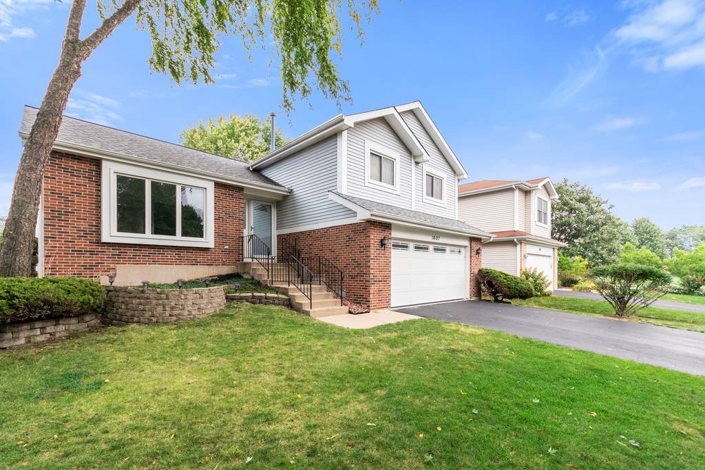 1607 Terri CIR, Naperville, IL 60563