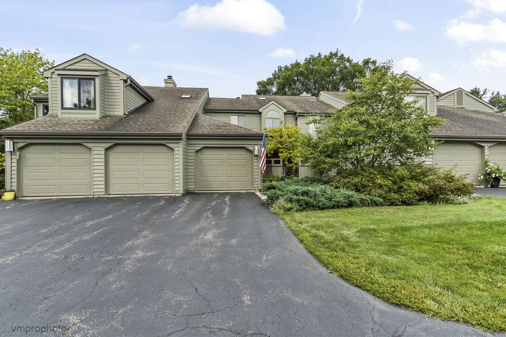900 Shoreline RD, Lake Barrington, IL 60010