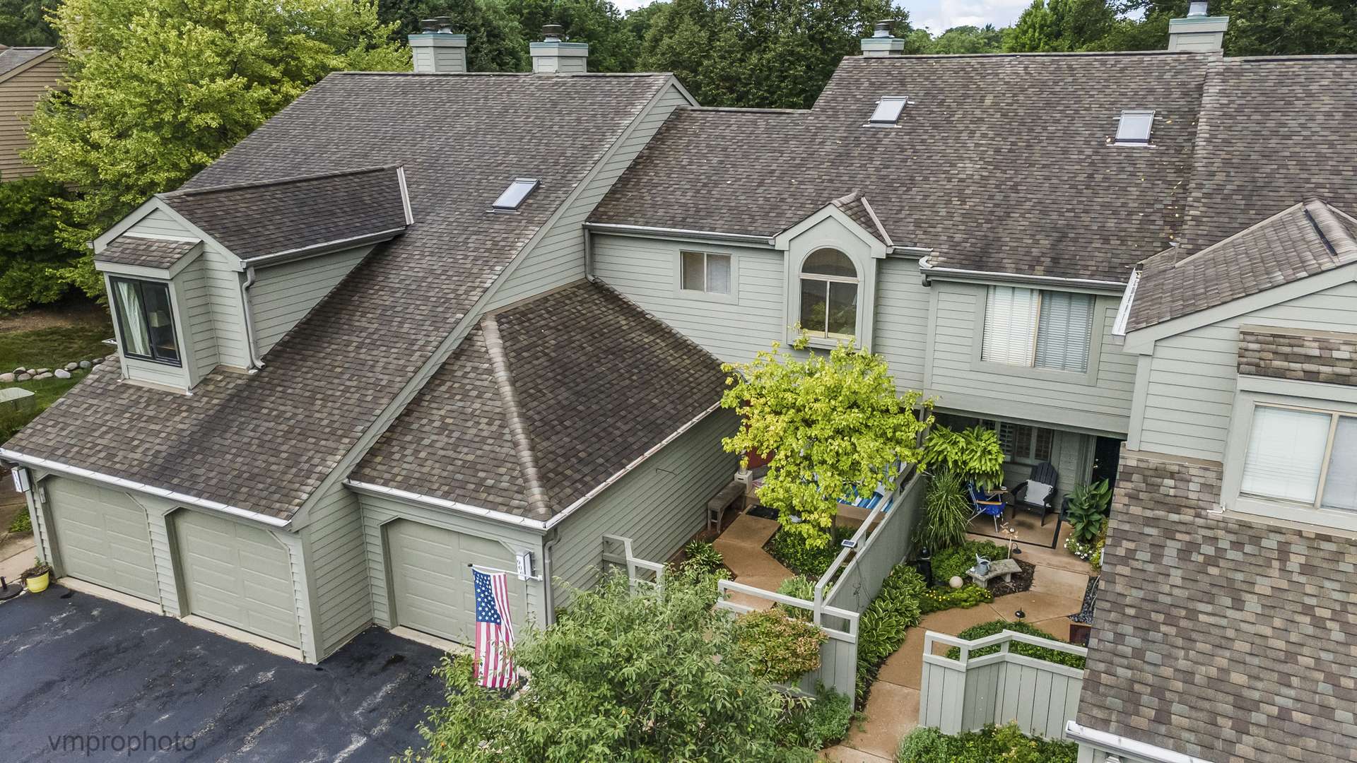 900 Shoreline RD, Lake Barrington, IL 60010