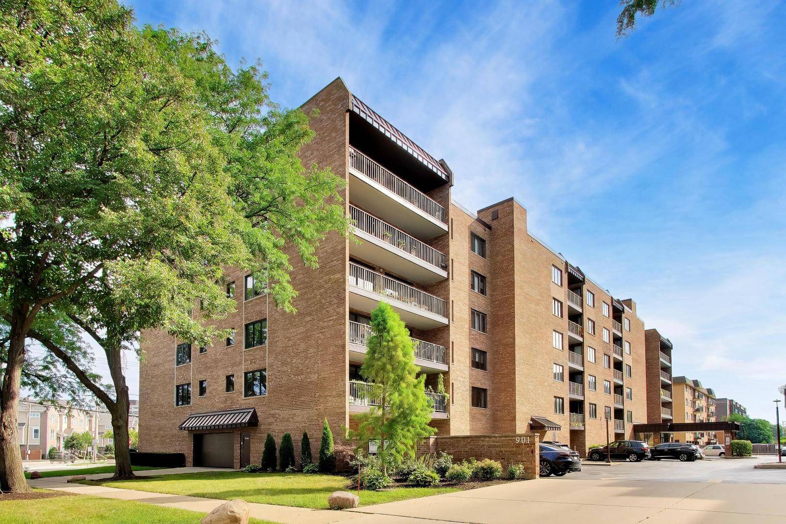 901 Center ST #403, Des Plaines, IL 60016