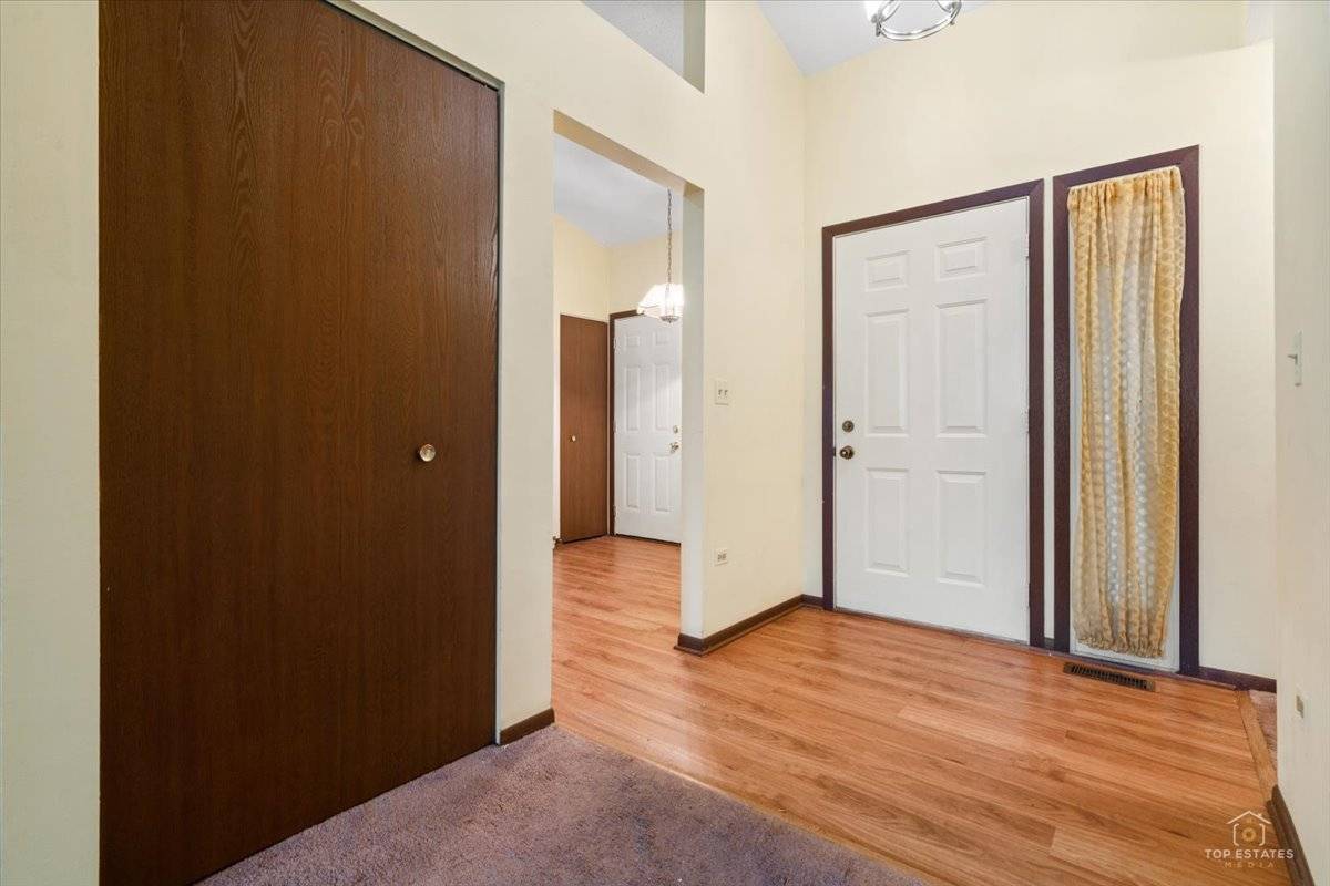 1575 Brandywyn LN, Buffalo Grove, IL 60089