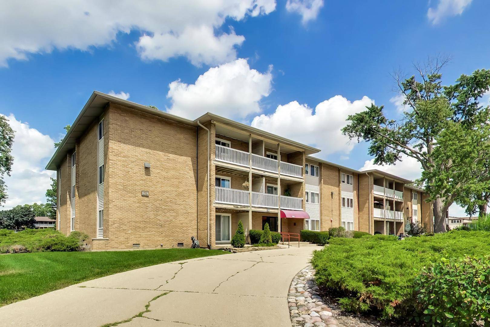 960 Beau DR #307, Des Plaines, IL 60016