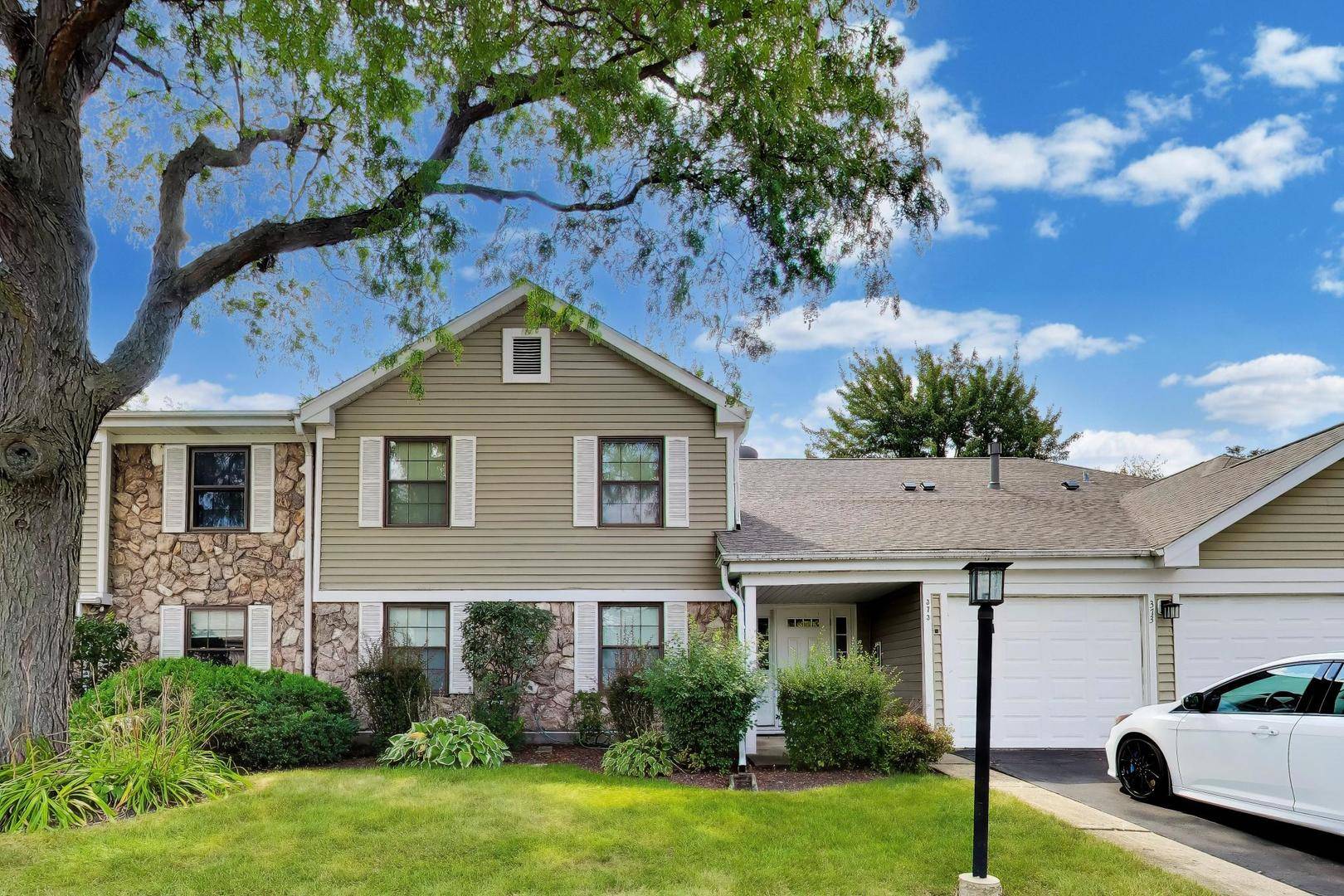 373 Greystone CT #D-2, Schaumburg, IL 60193
