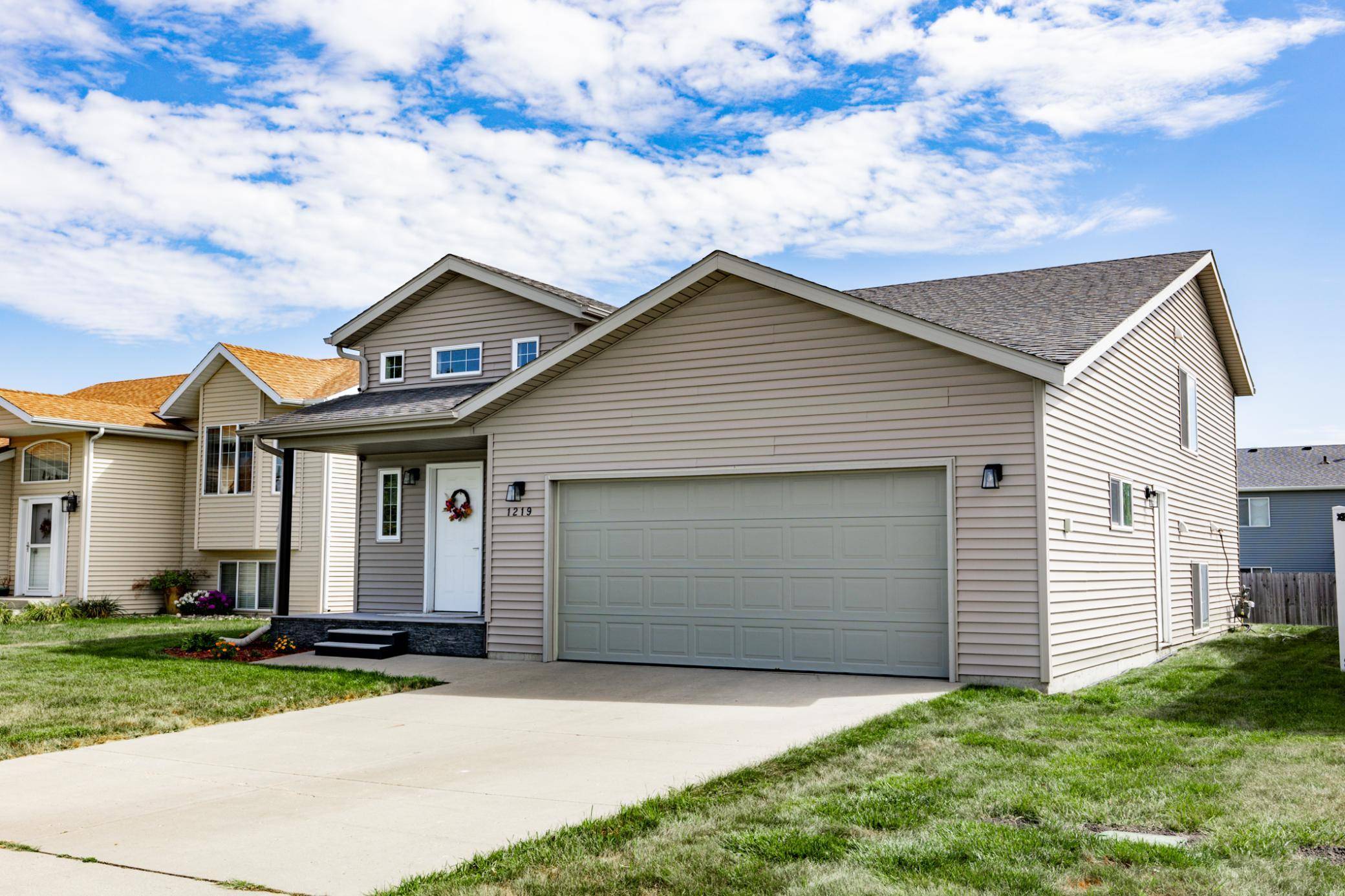 1219 DIVERSION DR W, West Fargo, ND 58078