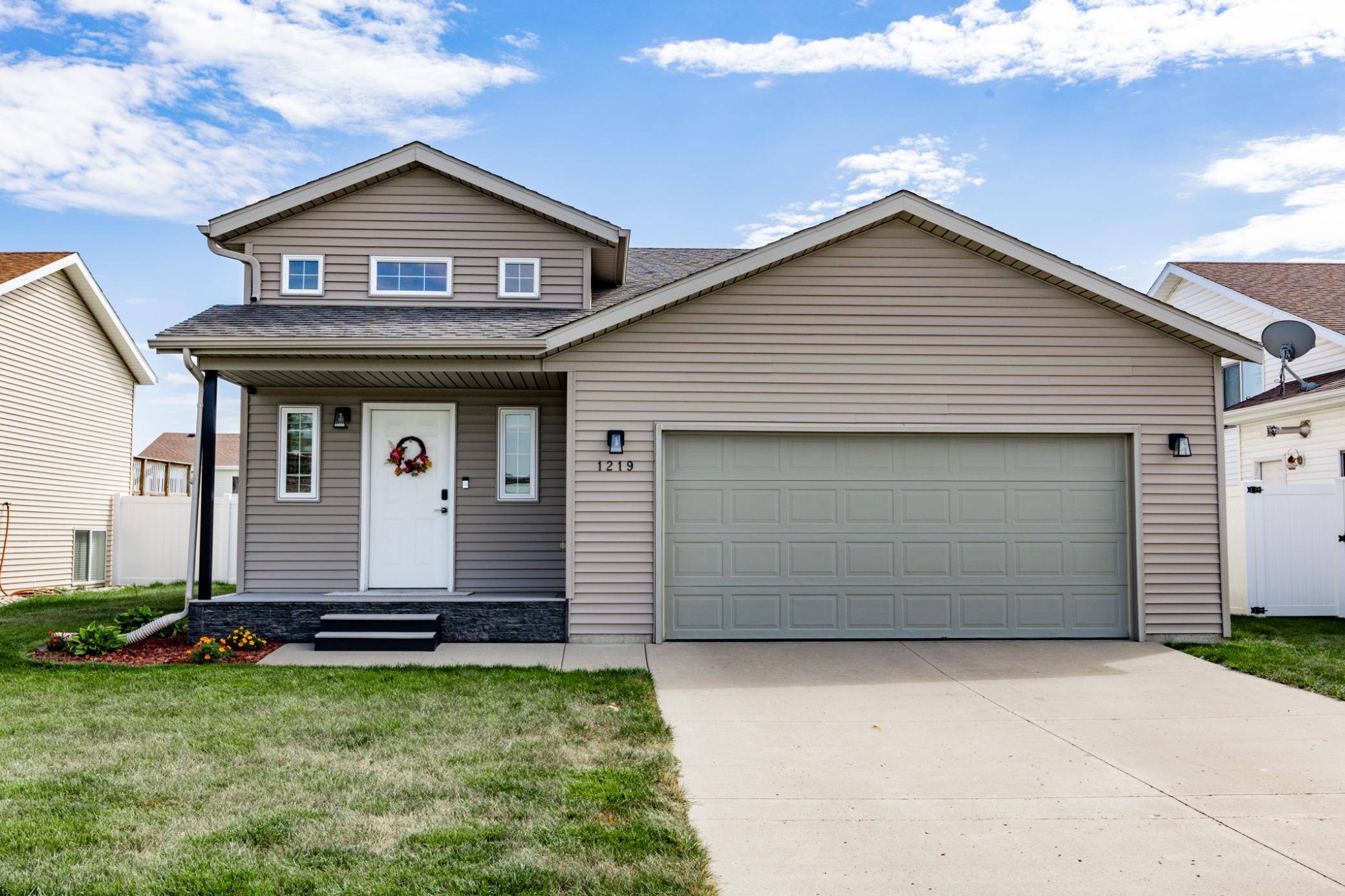 1219 DIVERSION DR W, West Fargo, ND 58078