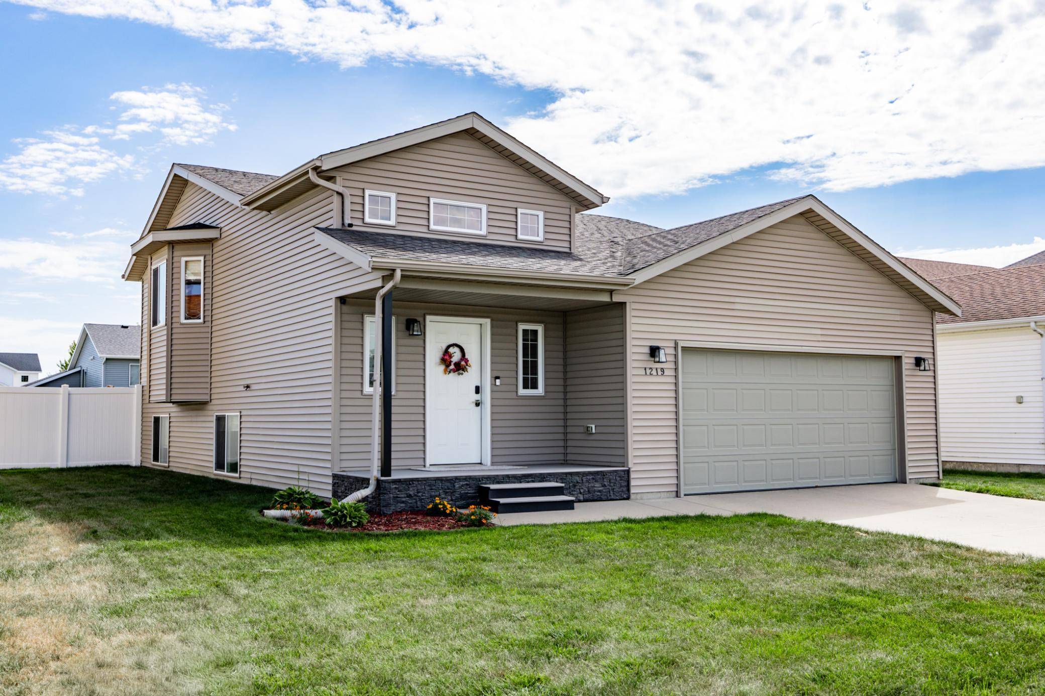 1219 DIVERSION DR W, West Fargo, ND 58078