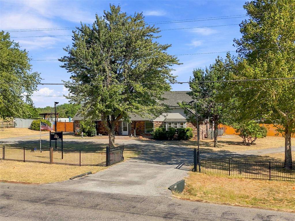 2303 E Elm ST, El Reno, OK 73036
