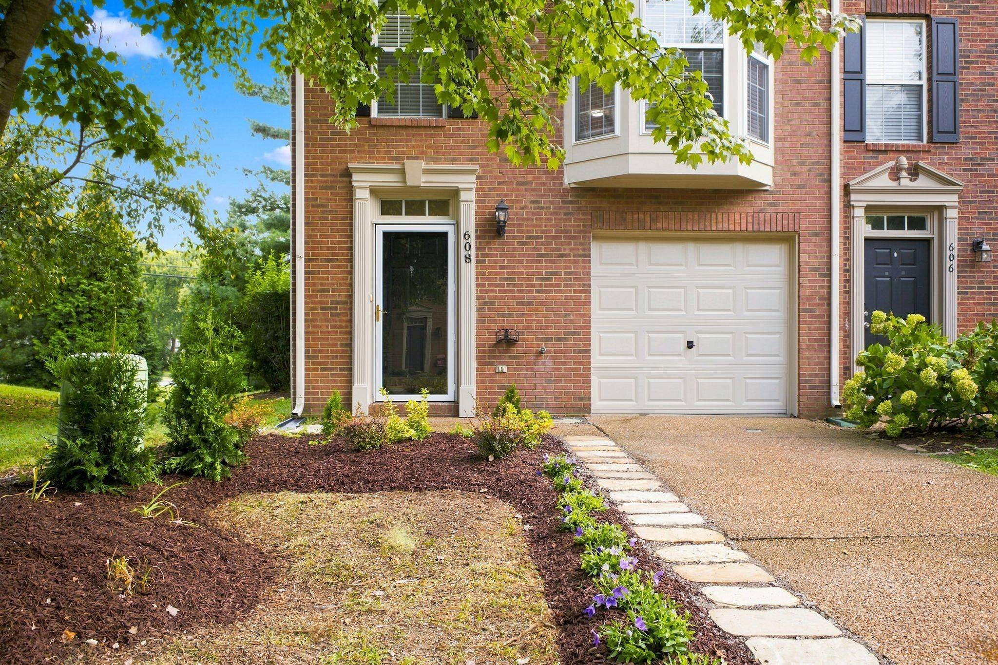 608 Huffine Manor Cir, Franklin, TN 37067