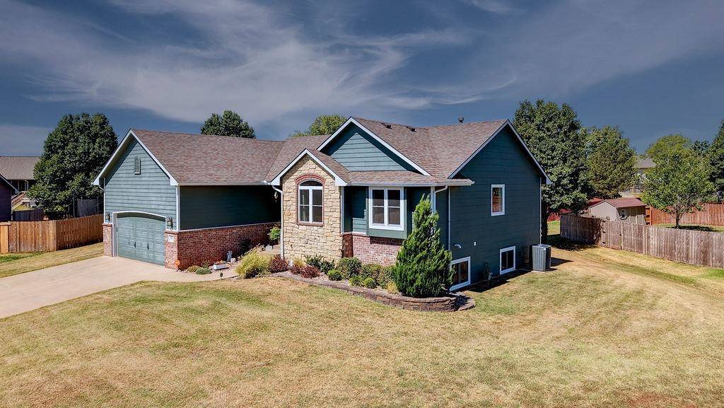 611 Cleek Ct, Winfield, KS 67156