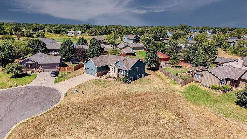 611 Cleek Ct, Winfield, KS 67156