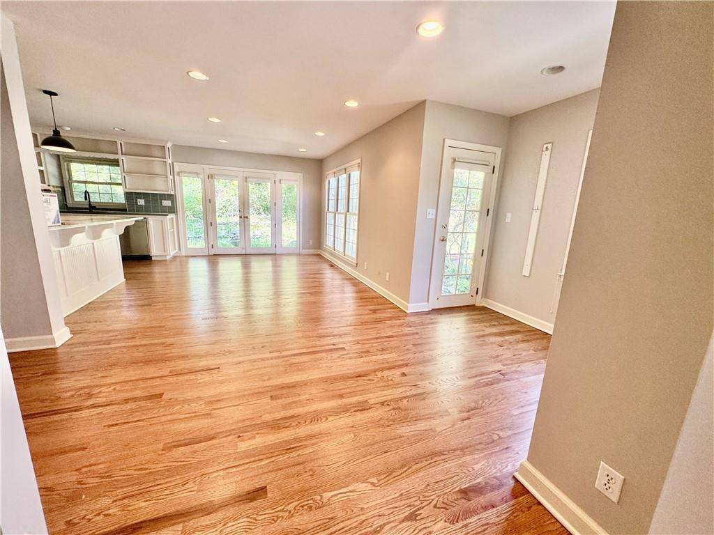 818 East ST, Parkville, MO 64152