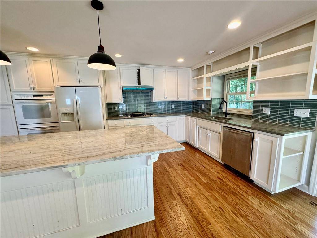 818 East ST, Parkville, MO 64152
