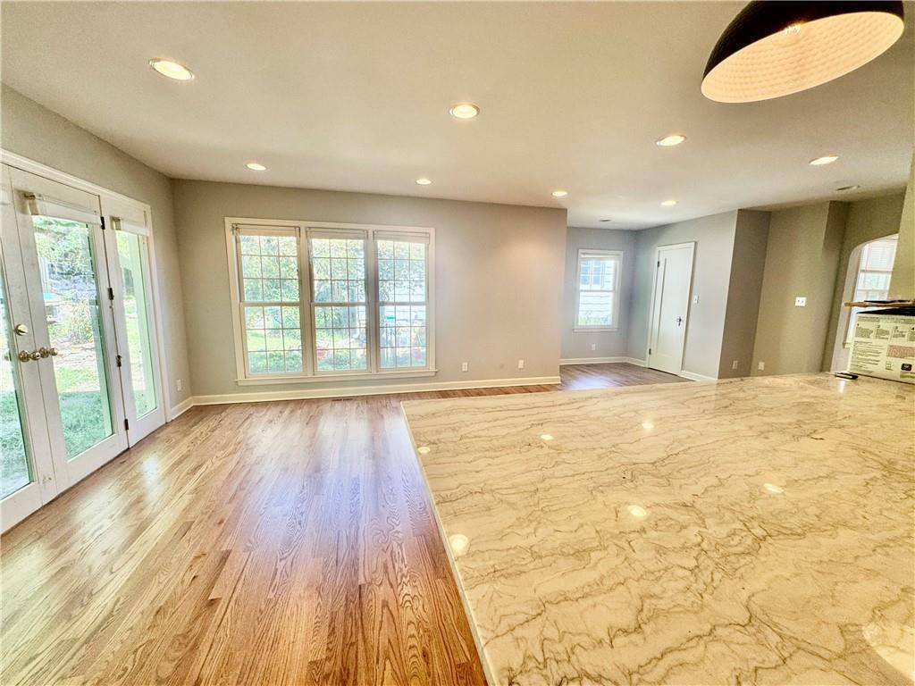 818 East ST, Parkville, MO 64152