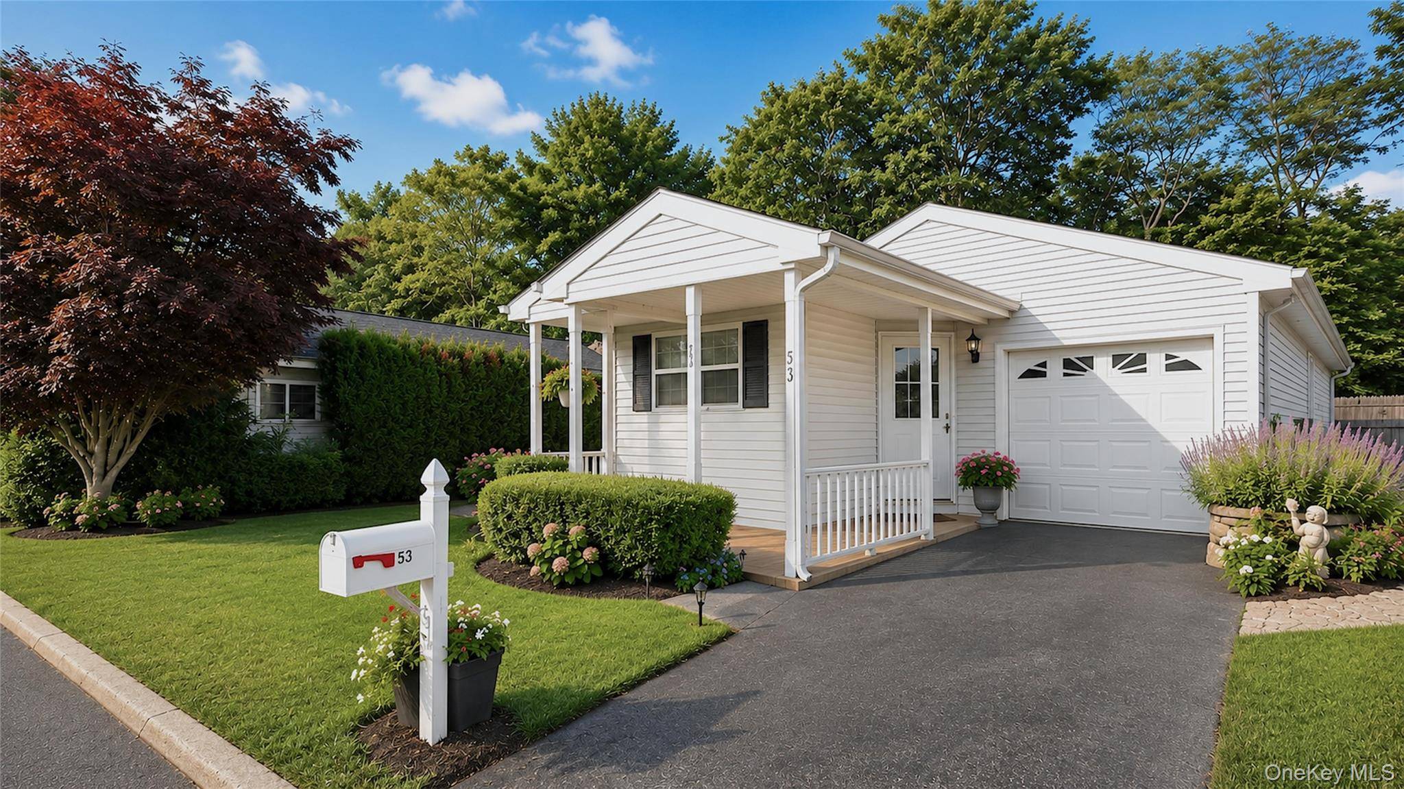53 Village CIR #E053, Manorville, NY 11949
