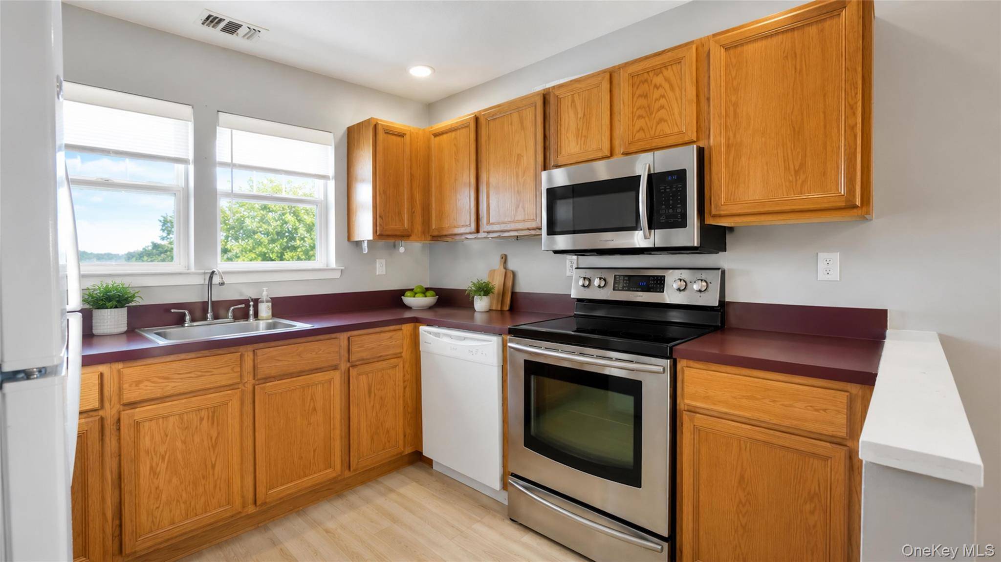53 Village CIR #E053, Manorville, NY 11949