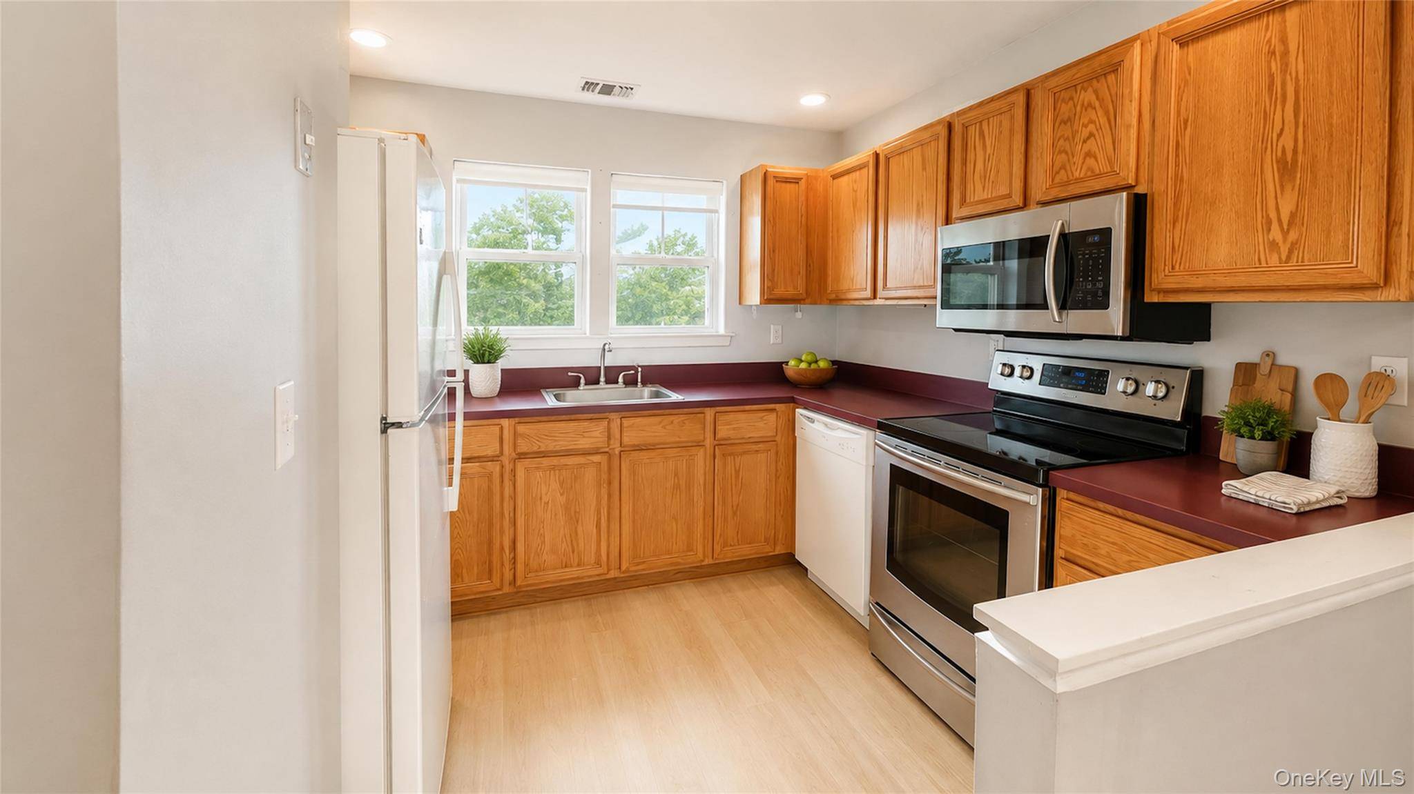 53 Village CIR #E053, Manorville, NY 11949