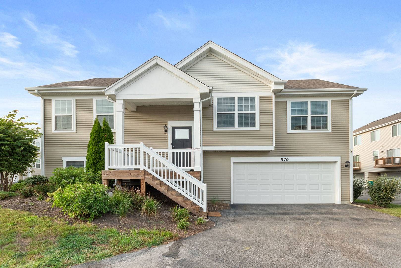 576 Spring Leaf DR, Joliet, IL 60431
