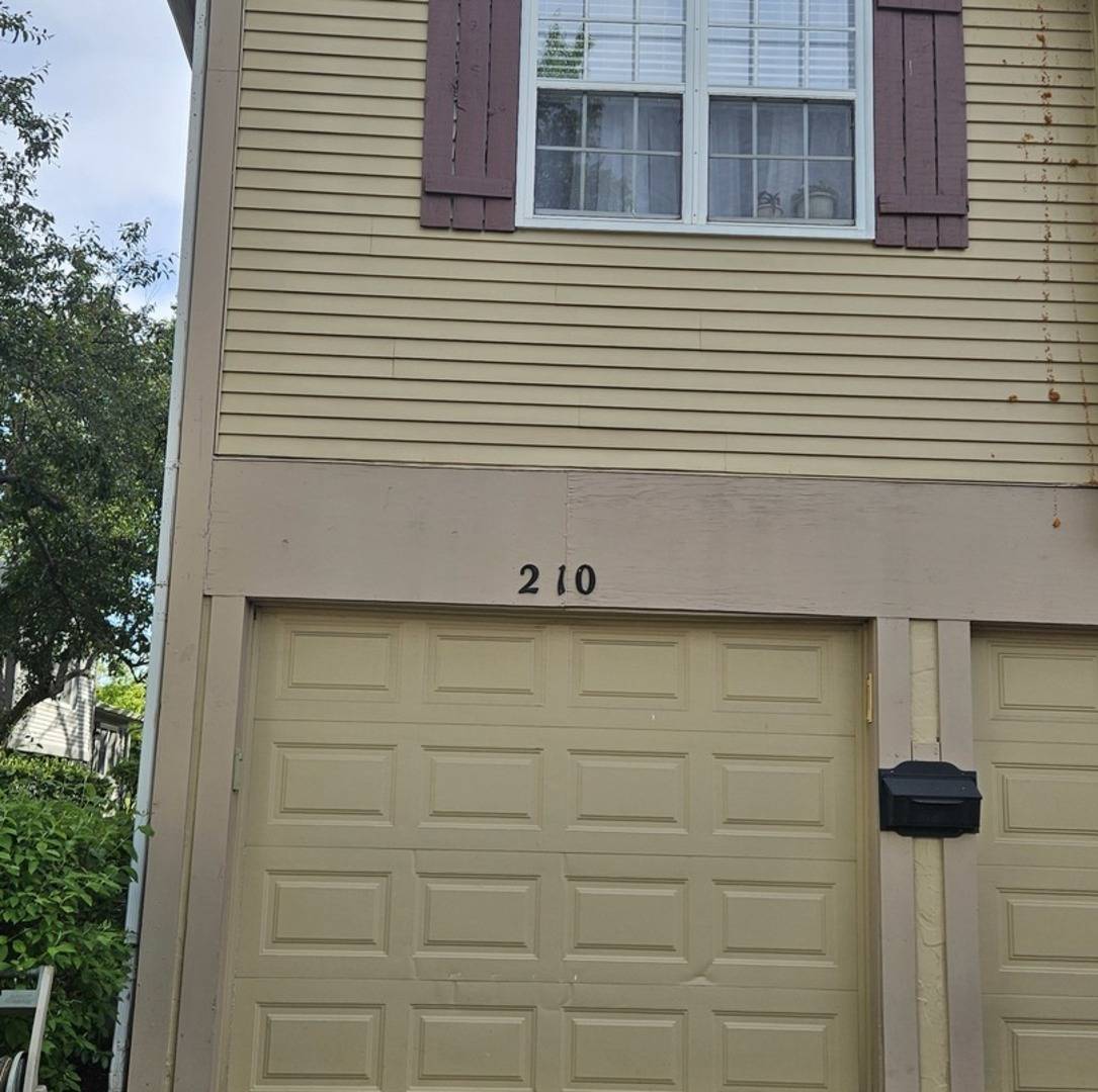 210 Redwood CT, Vernon Hills, IL 60061
