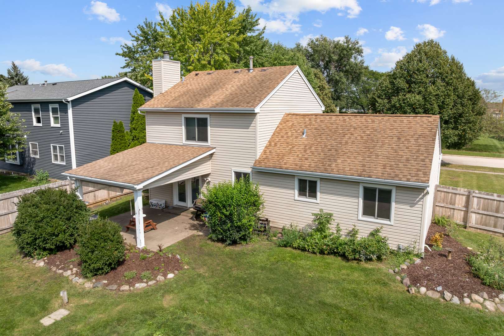 1102 Amberwood DR, Crystal Lake, IL 60014