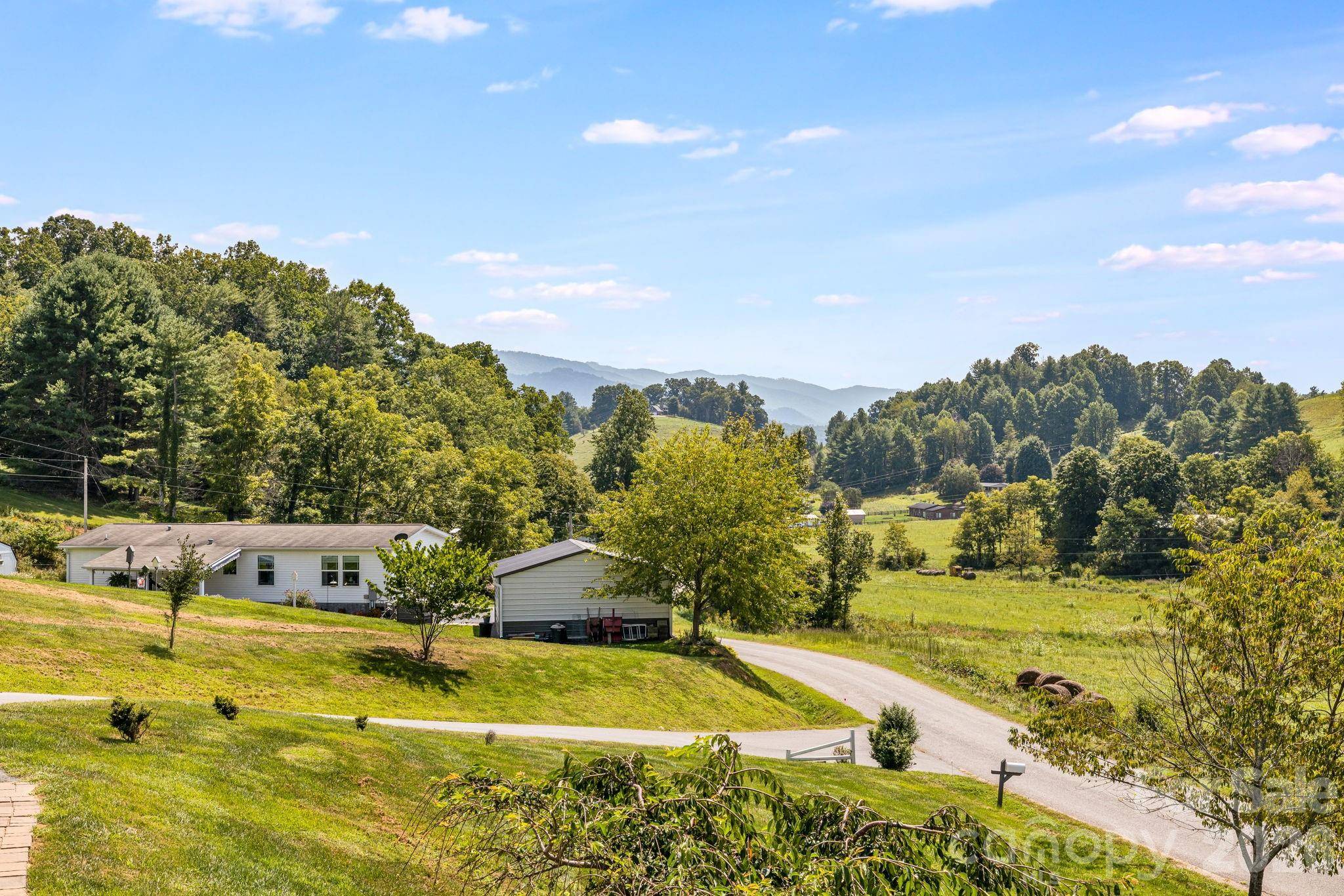 582 John Henry RD, Burnsville, NC 28714