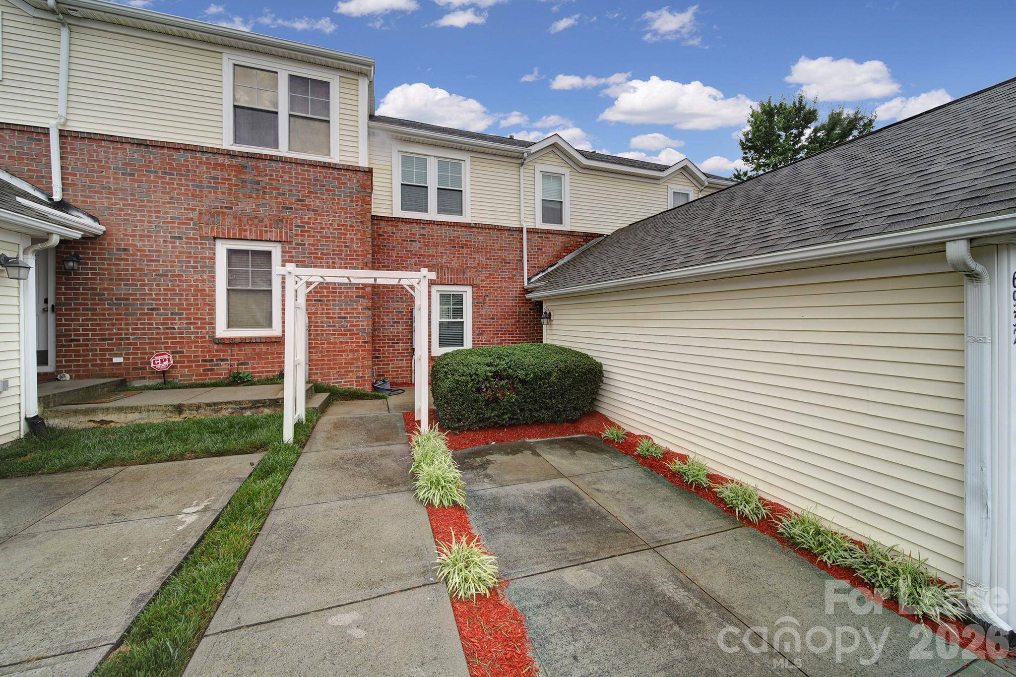 6932 Misty Pine LN, Charlotte, NC 28217