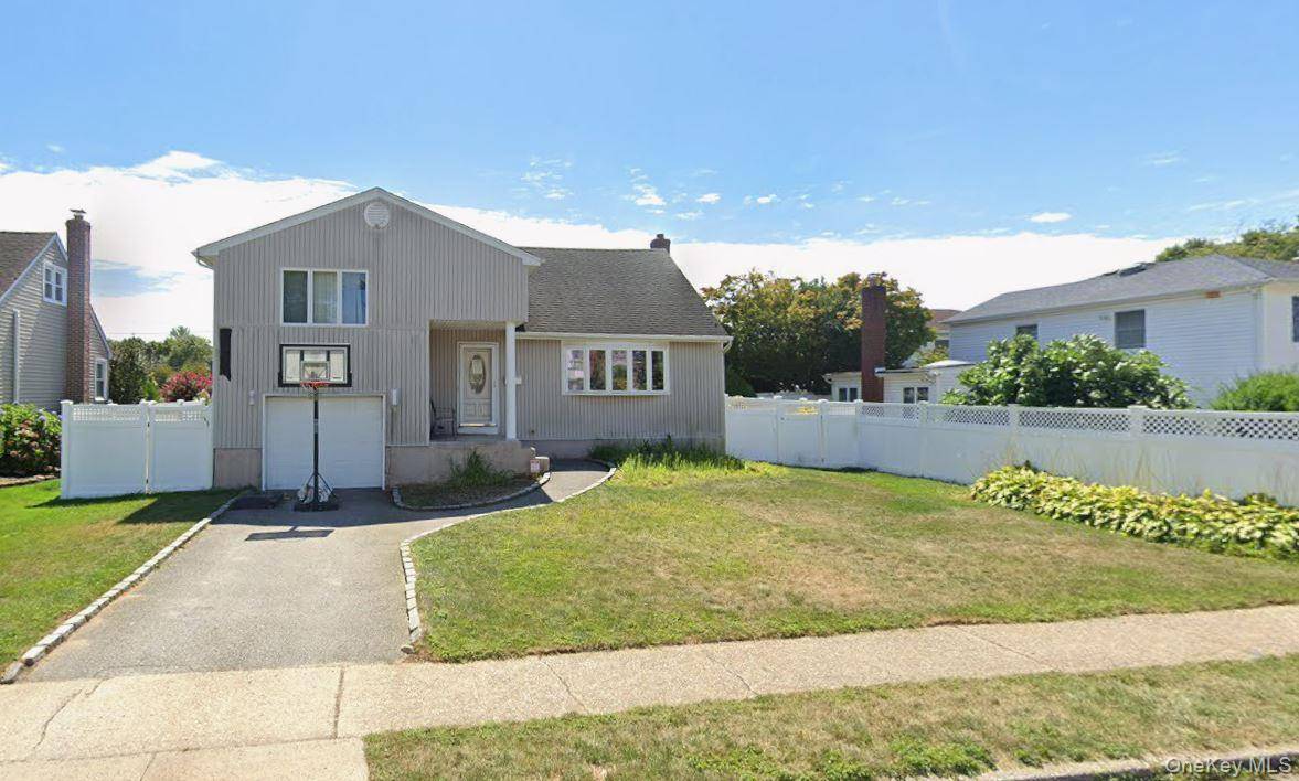 330 N Hickory ST, Massapequa, NY 11758