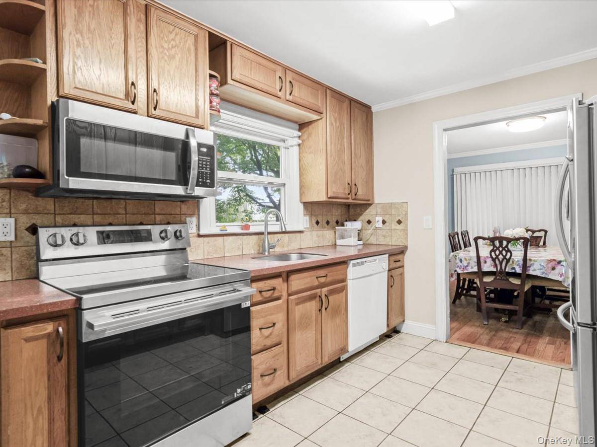 23 Hren AVE, Huntington, NY 11743