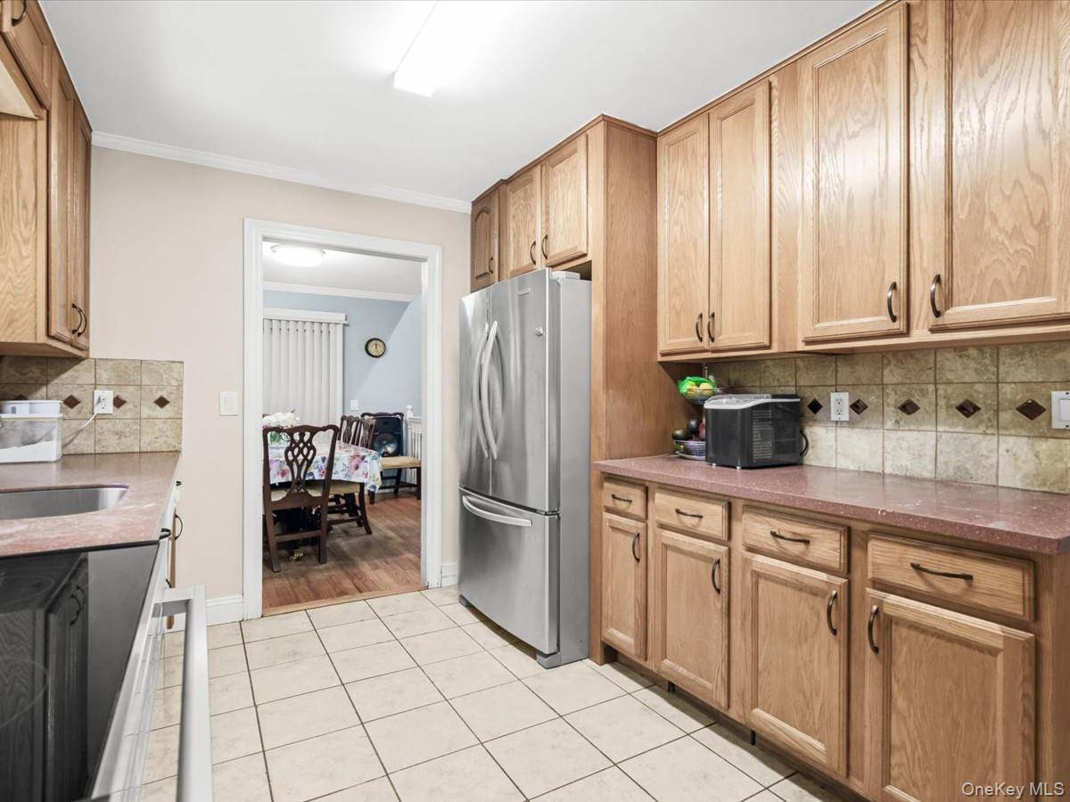 23 Hren AVE, Huntington, NY 11743