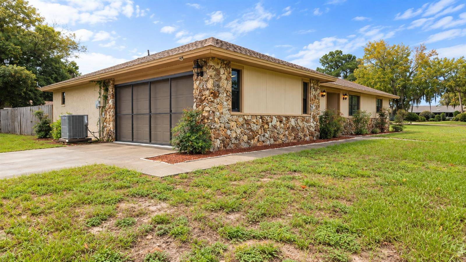 35025 RAINTREE DR, Fruitland Park, FL 34731