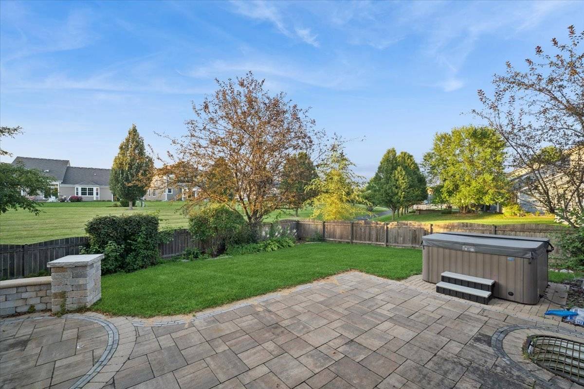 332 Red Rock LN, Elgin, IL 60124