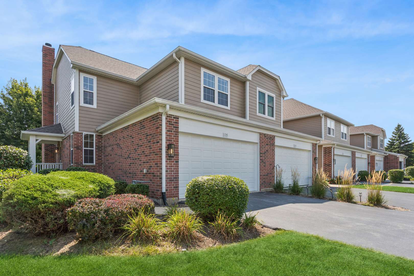 135 Tanglewood DR, Glen Ellyn, IL 60137