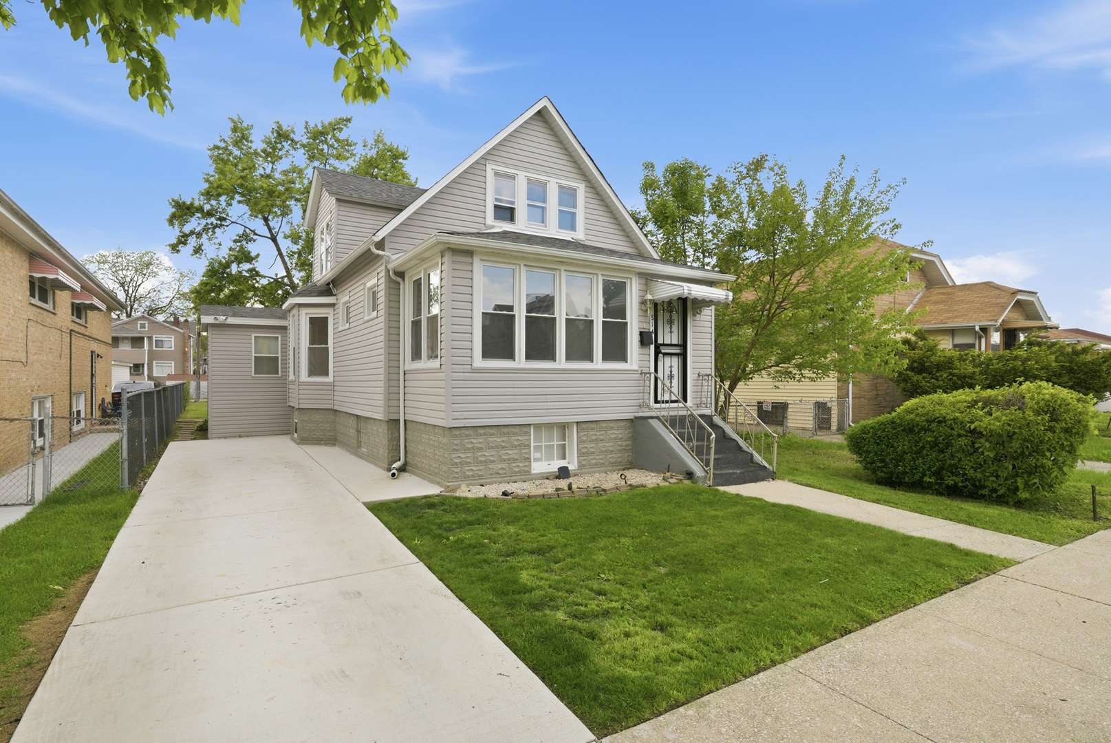 814 S 11th AVE, Maywood, IL 60153