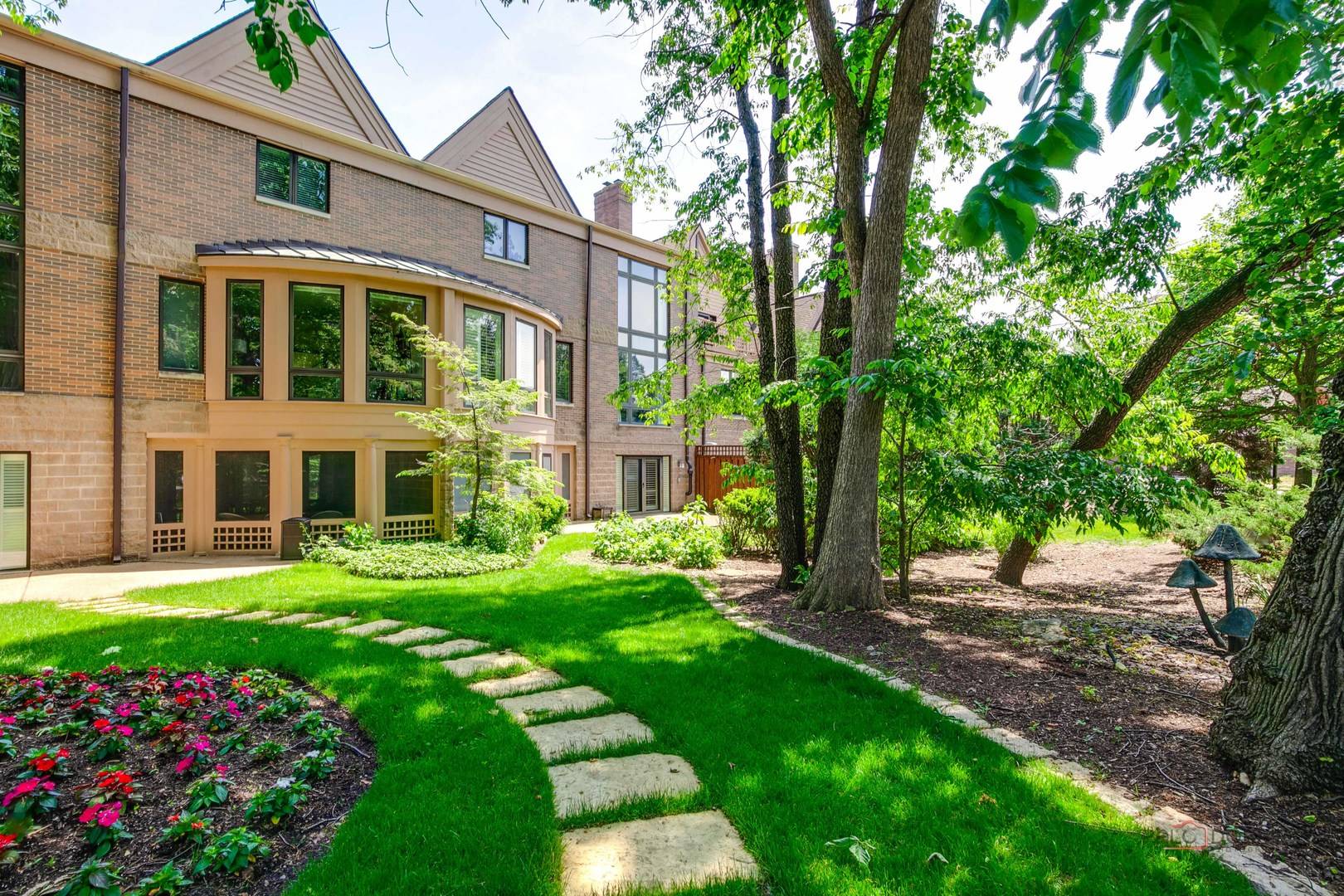 1302 Hawthorne LN #1302, Hinsdale, IL 60521
