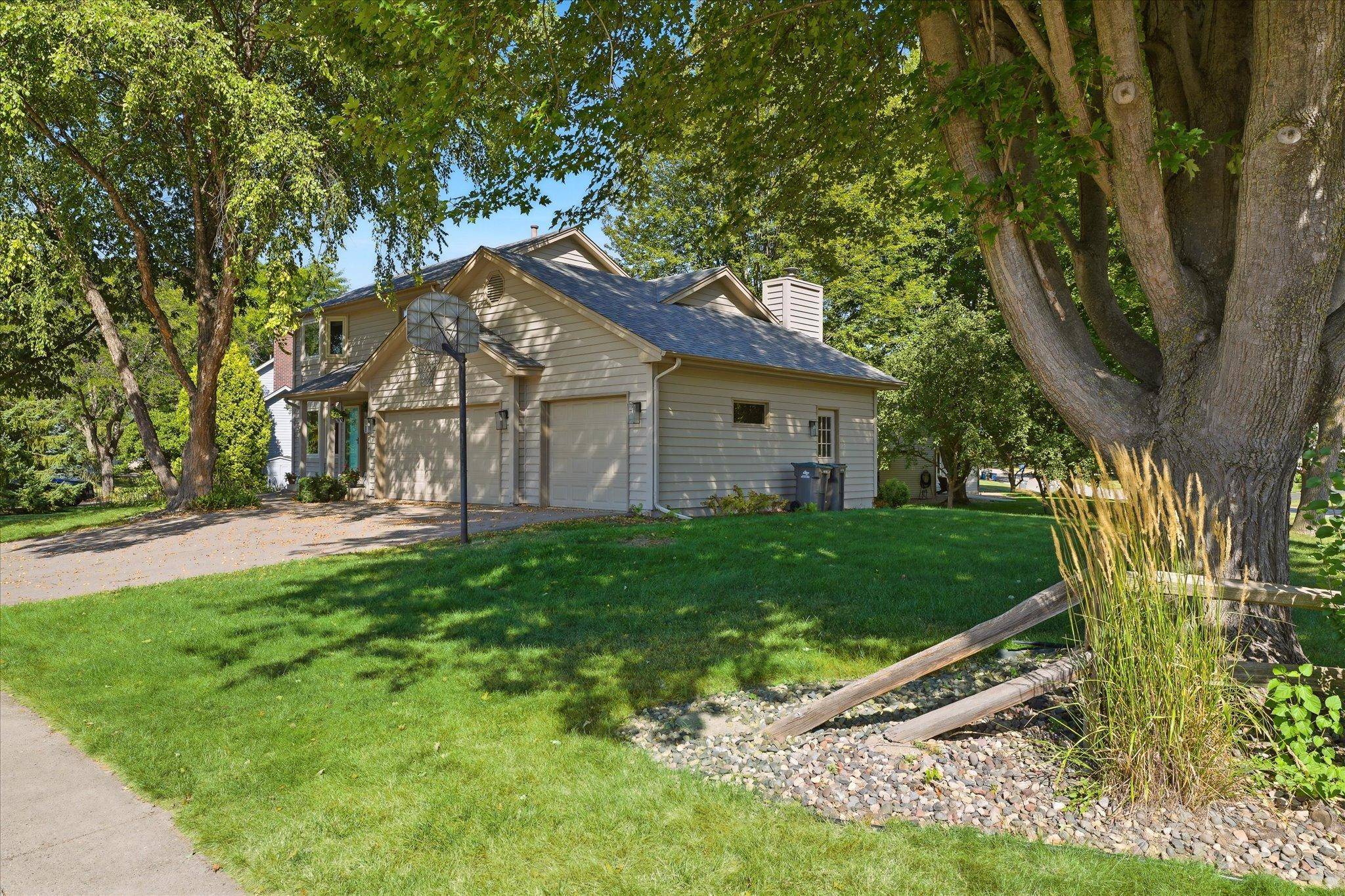 18997 Nature LN, Eden Prairie, MN 55346