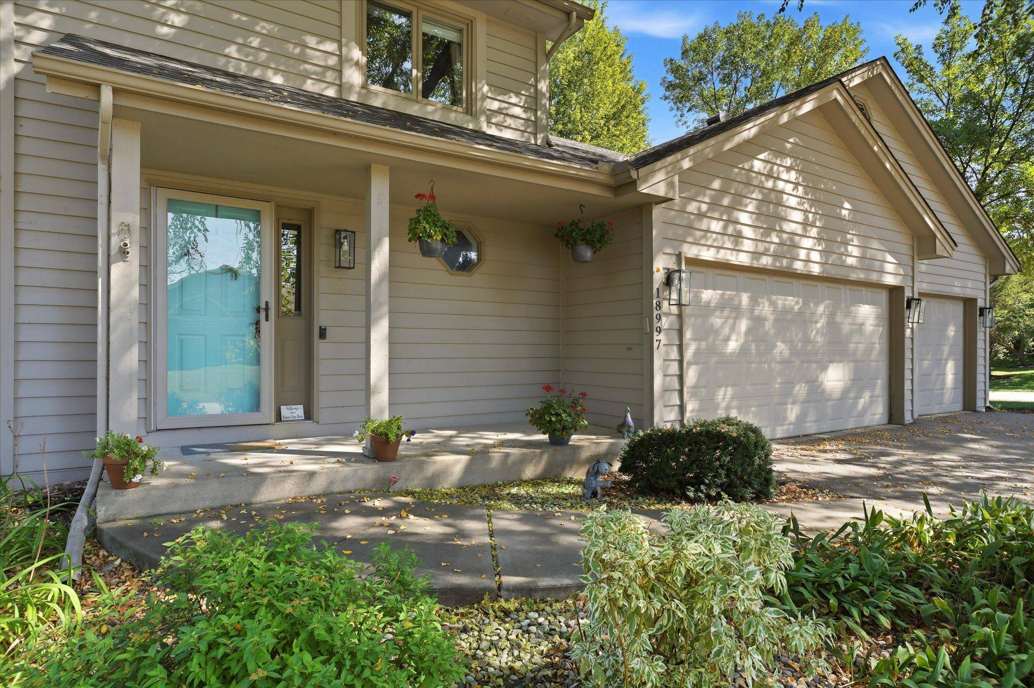 18997 Nature LN, Eden Prairie, MN 55346