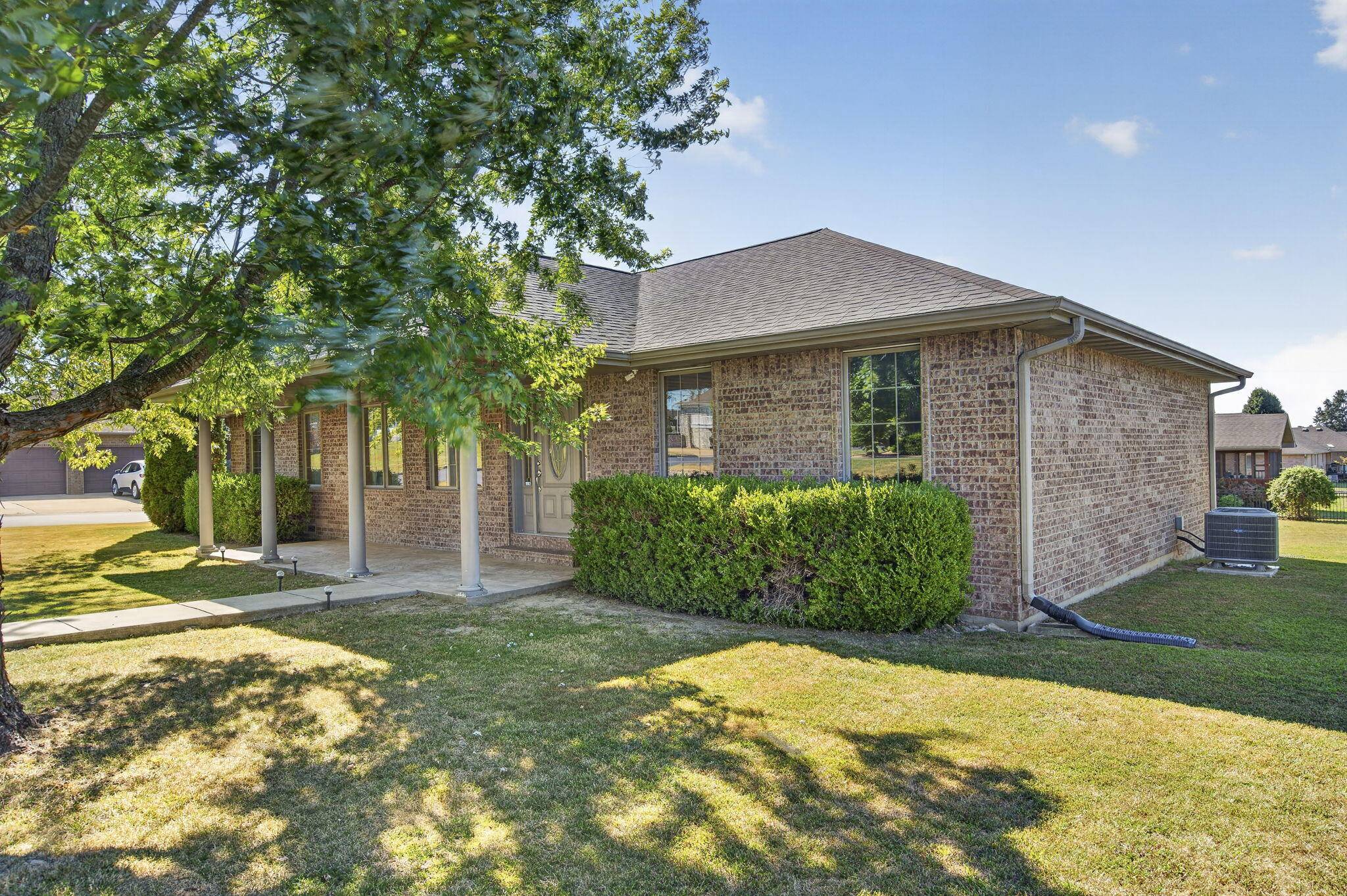 2403 Fruit Station DR, Mountain Grove, MO 65711