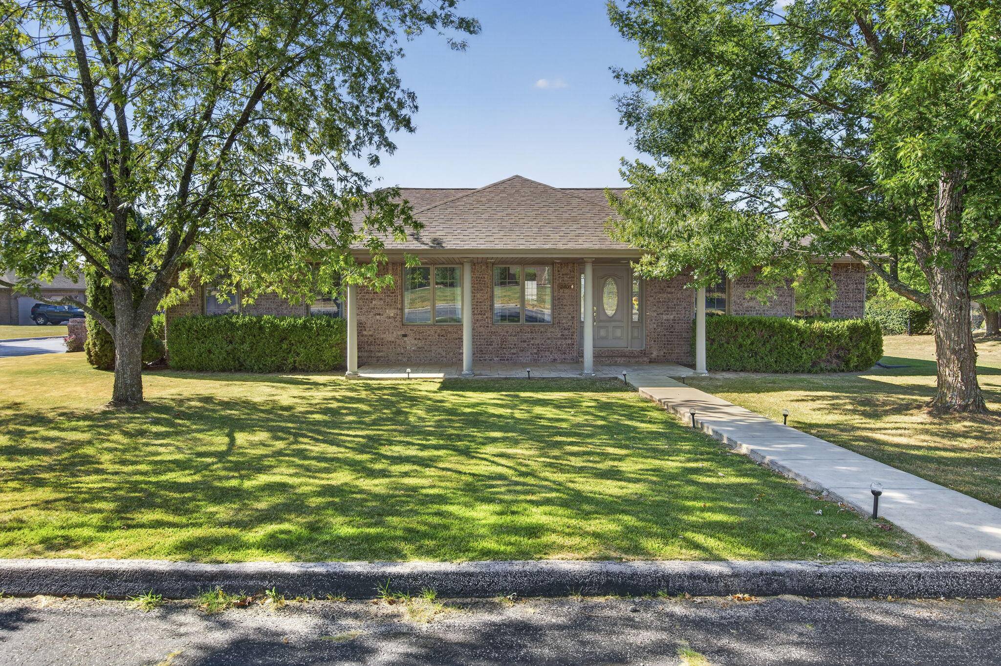 2403 Fruit Station DR, Mountain Grove, MO 65711
